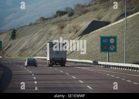 türkei Bursa 12. dezember 2025. Verkehrsfluss auf einer Autobahn mit Lastwagen und Autos Stockfoto