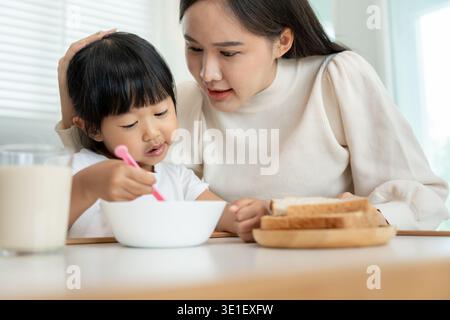 Familienzeit, Frühstück, gemeinsame Aktivitäten während der Ferien. Eltern und Kinder essen in den Ferien zusammen. Neues Zuhause für Fam Stockfoto