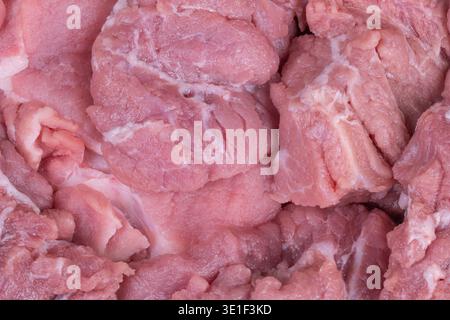 Verpacktes frisches Fleisch auf einem Tablett für den Einzelhandel, saisonale handwerkliche Etikettierung mit Hinweis auf die lokale Herkunft, Qualitätsprüfung und Aromaindikatoren geeignet Stockfoto
