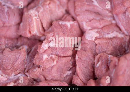 Erstklassige Schweinefleischscheiben. Sorgfältig angeordnete, hochwertige Schweinefleisch-Schnitte. Frisch zubereitete, handwerklich hergestellte Schweinefleisch-Platten für visuelle Anziehungskraft und Qualität Stockfoto