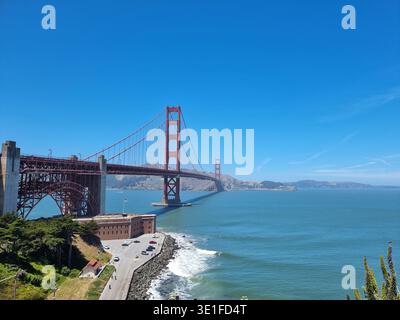 Wunderschöne Golden Gate Bridge an sonnigem Tag mit klarem blauen Himmel Stockfoto