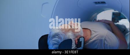 Männlicher Patient bei CT-Untersuchung im Krankenhaus. Stockfoto