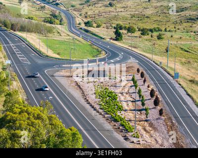 Bei Sonnenlicht zeigt sich das Orange Town-Schild neben einer komplexen Autobahnkreuzung am Mitchell Highway und der Northern Distributor Road Stockfoto