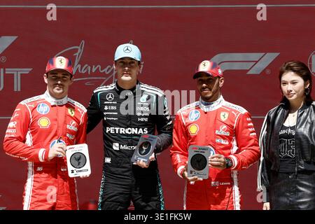 Shanghai, China. 14. März 2026. Der chinesische Hürdenläufer Wu Yanni (R1) posiert für ein Foto mit George Russell (L2) vom Mercedes-AMG Petronas Formel-1-Team, dem zweitplatzierten Charles Leclerc (L1) vom Scuderia Ferrari HP Formel-1-Team und dem drittplatzierten Lewis Hamilton vom Scuderia Ferrari HP Formel-1-Team nach dem Sprint-Rennen während des Formel-1-Grand Prix 2026 auf dem Shanghai International Circuit am 14. März 2026 in Shanghai, China. Der große Preis der Formel 1 von China 2026 findet vom 13. Bis 15. März auf dem Shanghai International Circuit statt. Quelle: Yin Liqin/China News Service Stockfoto