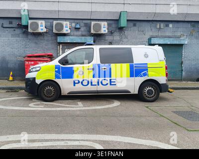 Der britische Polizeiwagen parkte vor einem Gebäude. London, UK, 19. August 2024 Stockfoto