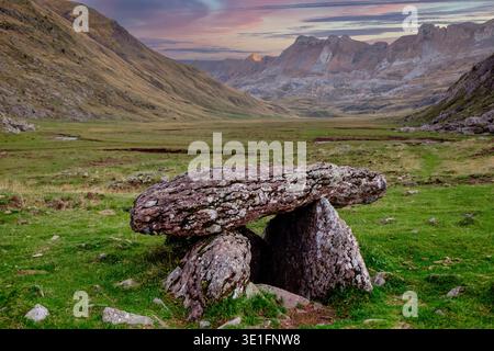 Dolmen von Achar de Aguas Tuertas , Aguas Tuertas dolmen, Guarrinza, Tal von Hecho, westliche Täler, Pyrenäengebirge, Provinz Huesca, Ara Stockfoto