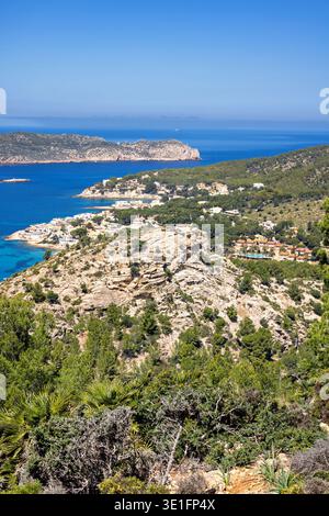 Blick auf eine felsige Küste auf Mallorca und einen fantastischen Blick auf das blaue Mittelmeer Stockfoto