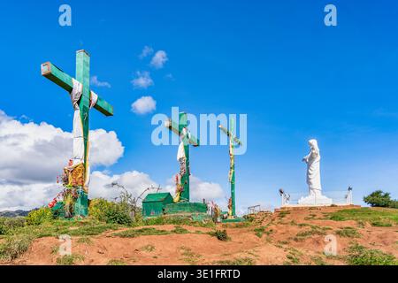 Cusco, Peru - 22. März 2025: Drei große Kreuze stehen auf einem Hügel in der Nähe der Cristo Blanco Statue mit Blick auf Cusco, Peru Stockfoto