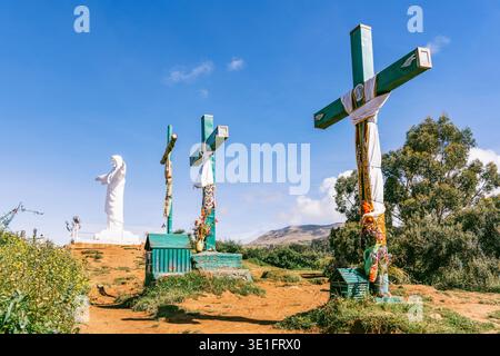 Cusco, Peru - 22. März 2025: Drei große Kreuze stehen auf einem Hügel in der Nähe der Cristo Blanco Statue mit Blick auf Cusco, Peru Stockfoto