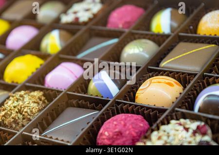 Mehrfarbige Schokolade und Eisbonbons in verschiedenen Farben und Formen sind an ihren Stellen ordentlich gestapelt. Hochwertige Fotos Stockfoto