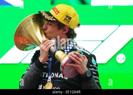 Shanghai, China. 15. März 2026. Rennsieger Andrea Kimi Antonelli aus Italien und Mercedes AMG Petronas Formel 1 Team feiern beim Formel 1 Grand Prix von China auf dem Shanghai International Circuit am 15. März 2026 in Shanghai, China. Quelle: Zhang Hengwei/China News Service/Alamy Live News Stockfoto