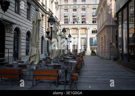 Die Straße Uskočka mit leeren Cafés im Freien führt zur Fußgängerzone Knez Mihailova in Belgrad, Serbien, Frühjahrsszene. Stockfoto