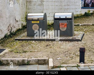 Ronda, Spanien - 1. februar 2026: Umweltbewusstsein und Abfallwirtschaft zwei Recyclingbehälter für Glas und organische Abfälle auf Einer Straße in Ronda Andalucia Stockfoto