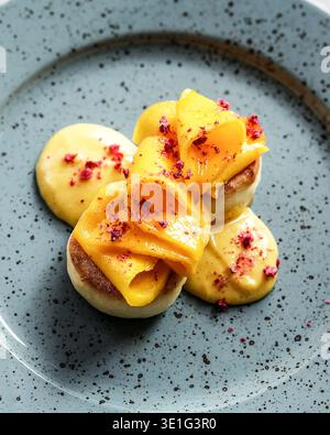 Elegante Brunch-Präsentation. Köstliche Pochierte Eier Auf Muffin Serviert Mit Geräuchertem Lachs Und Reichhaltiger Sauce Stockfoto