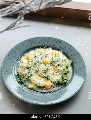 Köstliches Comfort Food Mit Cremigen Gnocchi Und Frischem Grün In Gemütlicher Restaurant-Atmosphäre Stockfoto