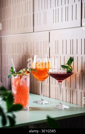 Helle Cocktails Am Stilvollen Theken. Farbenfrohe Drinks Werden In Der Eleganten Bar Mit Festlicher Atmosphäre Serviert Stockfoto