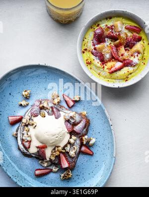 Jogurt Beere Delight. Frisches Obst Und Nuss-Parfait. Cremige Molkerei Mit Crunchy Berry Toppings Und Honig Stockfoto