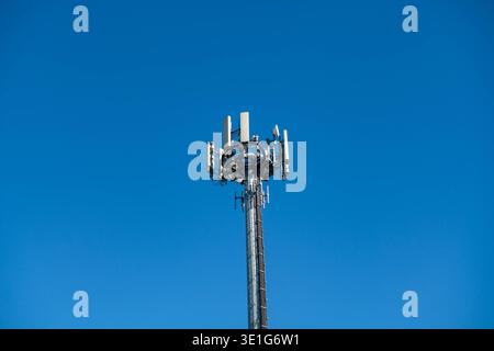 Telekommunikations-Antennenturm mit Mobilfunk-Repeatern und Sendern, Mobilfunknetzinfrastruktur für 4G- und 5G-Signalabdeckung, drahtlose Kommunikation Stockfoto
