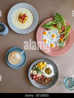 Auswahl An Frühstücksgerichten. Eine Auswahl An Frühstücksgerichten Für Den Gemeinsamen Genuss Stockfoto