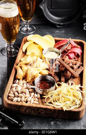 Warmes Getränk Und Gemeinsame Nutzung Von Käsebrettern. Klassische Käse- Und Fleischverkostung Mit Getränken Stockfoto