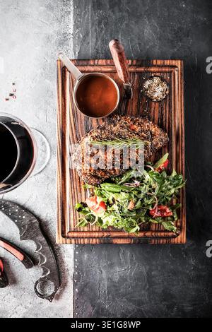Köstliches Gegrilltes Fleisch. Familystyle Präsentation Von Perfekt Gekochtem, Verkohltem Steak Mit Kräutern Stockfoto