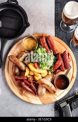 Wurstwaren Mit Gemüse Und Senf. Holzbrett Mit Verschiedenen Grillgerichten Und Frischen Beilagen Stockfoto