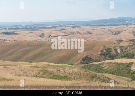 Weite Aussicht auf sanfte Hügel und trockene Felder. Natürliche Landschaft, ländliche Ruhe und inspiriertes Reisekonzept Stockfoto