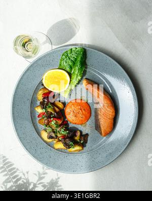 Köstliches Gesundes Gericht. Zartes Lachsfilet Serviert Mit Verkohltem Gemüse Und Spritzigem Getränk Stockfoto