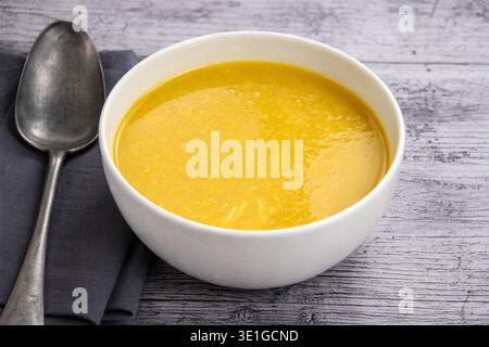 Isolierte Schüssel mit Gemüsesuppe Stockfoto