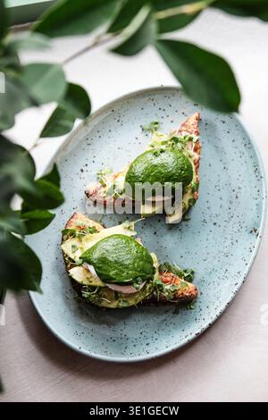 Hausgemachter Sauerteig Mit Belag. Frühstück Auf Einem Rustikalen Teller Mit Samen Und Olivenöl Stockfoto