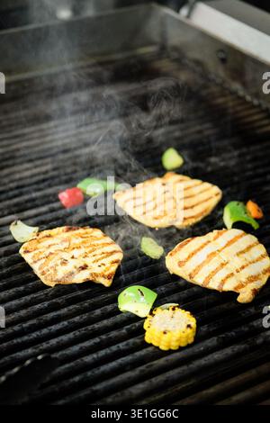 Saftige Grillgerichte. Köstlich Rauchiges Huhn Und Gemüse Mit Appetitlichen Farben Und Texturen Stockfoto