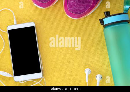 Minimalistisches Setup von Sportausrüstung und technischem Zubehör für ein Heimtraining, das viel Platz für Werbetexte oder Kleie bietet Stockfoto