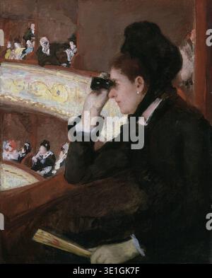 Dieses fesselnde Ölgemälde von Mary Cassatt mit dem Titel „in the Loge“ stammt aus dem Jahr 1878 und zeigt eine Frau in einer Opernbox, die eine Vorstellung durch eine Opernbrille beobachtet. Der impressionistische Stil fängt die stimmungsvolle Beleuchtung und soziale Dynamik einer Nacht im Theater des späten 19. Jahrhunderts ein. Stockfoto