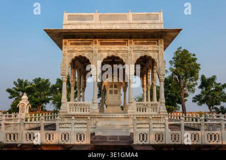 Ein symmetrischer Blick auf einen kleineren Pavillon aus weißem Marmor mit kunstvollen Bögen und Steingeländern in Jaswant Thada in Jodhpur. Stockfoto