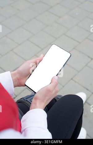 Frau mit Sportkleidung und Kniebeuge oder Orthese nach Beinoperationen, sitzend im Park. Medizin- und Gesundheitskonzept. Stockfoto