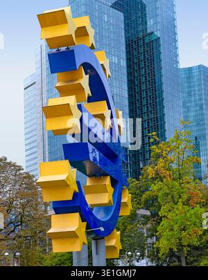 Die Euro-Skulptur befindet sich auf dem Willy-Brandt-Platz in Frankfurt am Main. Stockfoto