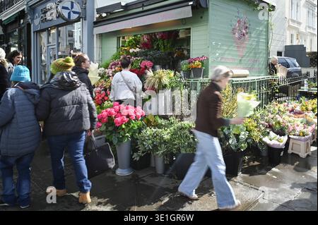 The Flower Stand Notting Hill, 15 Elgin Crescent, London, Großbritannien. März 2026. / Die Mitarbeiter am Notting Hill Flower Stand sind immer bemüht, die Gäste zu bedienen Stockfoto