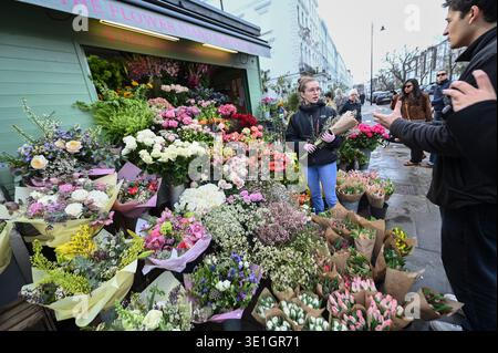 The Flower Stand Notting Hill, 15 Elgin Crescent, London, Großbritannien. März 2026. / Die Mitarbeiter am Notting Hill Flower Stand sind immer bemüht, die Gäste zu bedienen Stockfoto