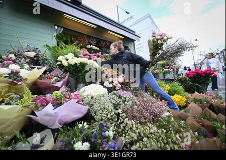 The Flower Stand Notting Hill, 15 Elgin Crescent, London, Großbritannien. März 2026. / Die Mitarbeiter am Notting Hill Flower Stand sind immer bemüht, die Gäste zu bedienen Stockfoto
