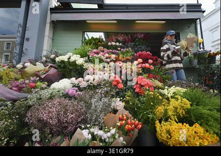 The Flower Stand Notting Hill, 15 Elgin Crescent, London, Großbritannien. März 2026. / Die Mitarbeiter am Notting Hill Flower Stand sind immer bemüht, die Gäste zu bedienen Stockfoto