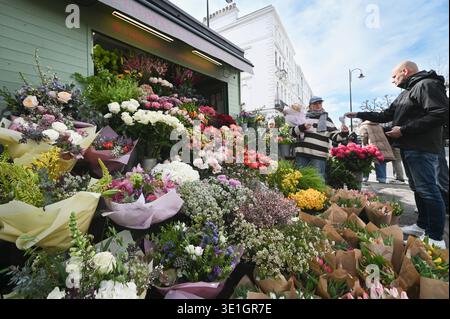 The Flower Stand Notting Hill, 15 Elgin Crescent, London, Großbritannien. März 2026. / Die Mitarbeiter am Notting Hill Flower Stand sind immer bemüht, die Gäste zu bedienen Stockfoto
