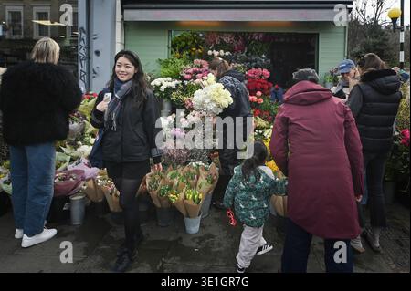 The Flower Stand Notting Hill, 15 Elgin Crescent, London, Großbritannien. März 2026. / Die Mitarbeiter am Notting Hill Flower Stand sind immer bemüht, die Gäste zu bedienen Stockfoto