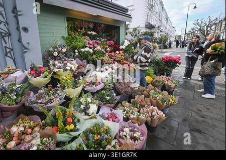 The Flower Stand Notting Hill, 15 Elgin Crescent, London, Großbritannien. März 2026. / Die Mitarbeiter am Notting Hill Flower Stand sind immer bemüht, die Gäste zu bedienen Stockfoto
