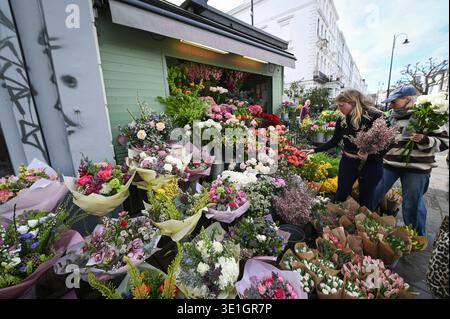 The Flower Stand Notting Hill, 15 Elgin Crescent, London, Großbritannien. März 2026. / Die Mitarbeiter am Notting Hill Flower Stand sind immer bemüht, die Gäste zu bedienen Stockfoto