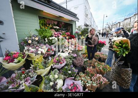 The Flower Stand Notting Hill, 15 Elgin Crescent, London, Großbritannien. März 2026. / Die Mitarbeiter am Notting Hill Flower Stand sind immer bemüht, die Gäste zu bedienen Stockfoto