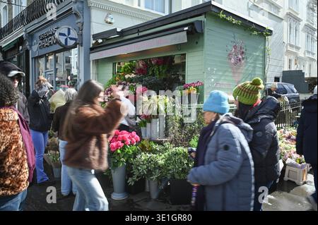 The Flower Stand Notting Hill, 15 Elgin Crescent, London, Großbritannien. März 2026. / Die Mitarbeiter am Notting Hill Flower Stand sind immer bemüht, die Gäste zu bedienen Stockfoto