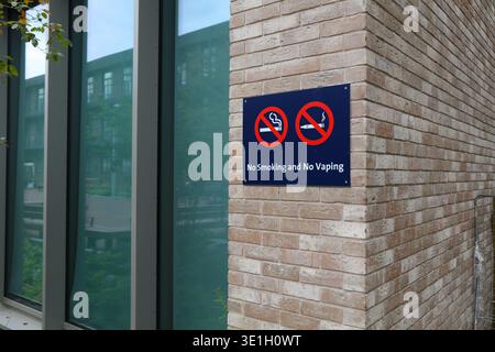 Kein Rauchen und kein Verdampfen. Verbotsschild auf einem generischen Universitätscampus in London, Großbritannien. Stockfoto