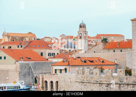 Die Skyline der Altstadt von Dubrovnik mit Steinhäusern mit Terrakotta-Dächern, Verteidigungsmauern und Kirchturm, Dalmatien, Kroatien. Mittelmeer Stockfoto