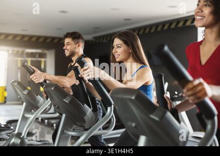 Gruppe von Athleten mit Cross-Trainern im Sportverein Stockfoto