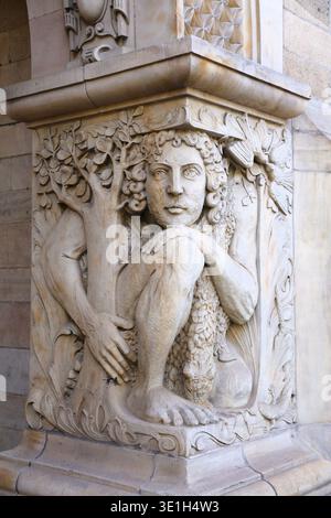 Rathaus Duisburg in Deutschland. Architektur Detail Darstellung Eva im Garten Eden von der Schlange versucht. Stockfoto